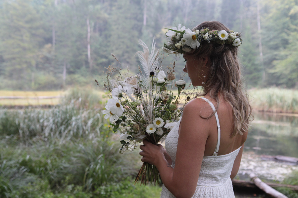 Braut mit weissem Blumenstrauss und Blumenkranz Stansstad